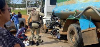 Policiais militares ficam feridos em coliso de moto com caminho-pipa em Formosa do Rio Preto